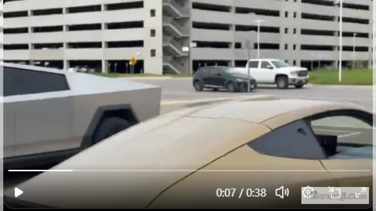 Tesla'nın Otonom Robotaksisi Giga Texas'tan Kendi Kendine Çıktı