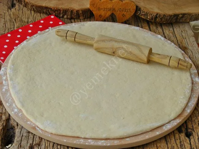 Pizza Hamuru Nasıl Yapılır? Evde, Mayasız Pizza Hamuru Tarifi ve Malzemeleri