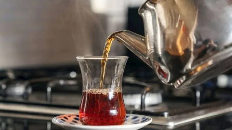 Rize’de Çay Üreticisinden "Geçim" Feryadı: "Maliyetler Bel Büküyor, Evlere Çay Stoğu Yapın!"